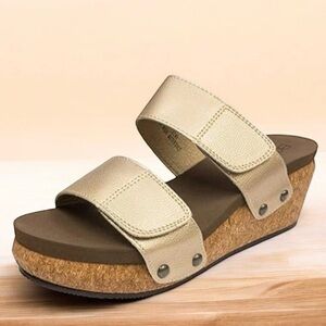 Corkys Boutique metallic gold wedge sandals women’s shoes size 6 - MINT!